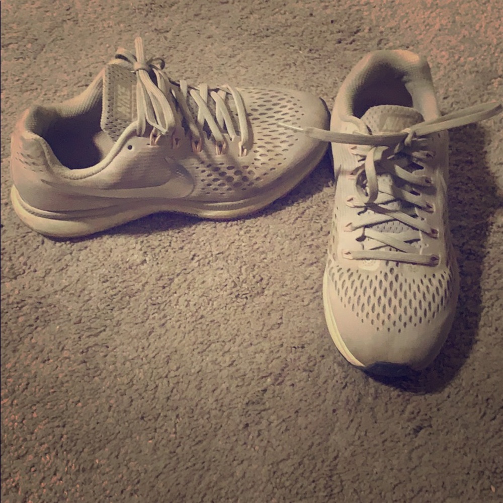 Women’s Size 8 Nike Zoom Tennis Shoes